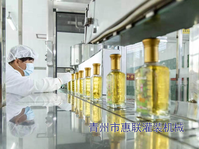 小瓶食用油灌裝機(jī)灌裝現(xiàn)場(chǎng)